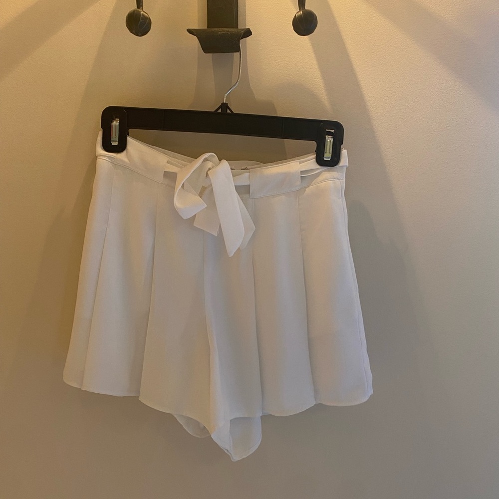 Sunday Best white tie shorts size 00.